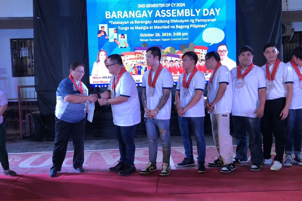 picture of barangay tagapo officials receiving an award