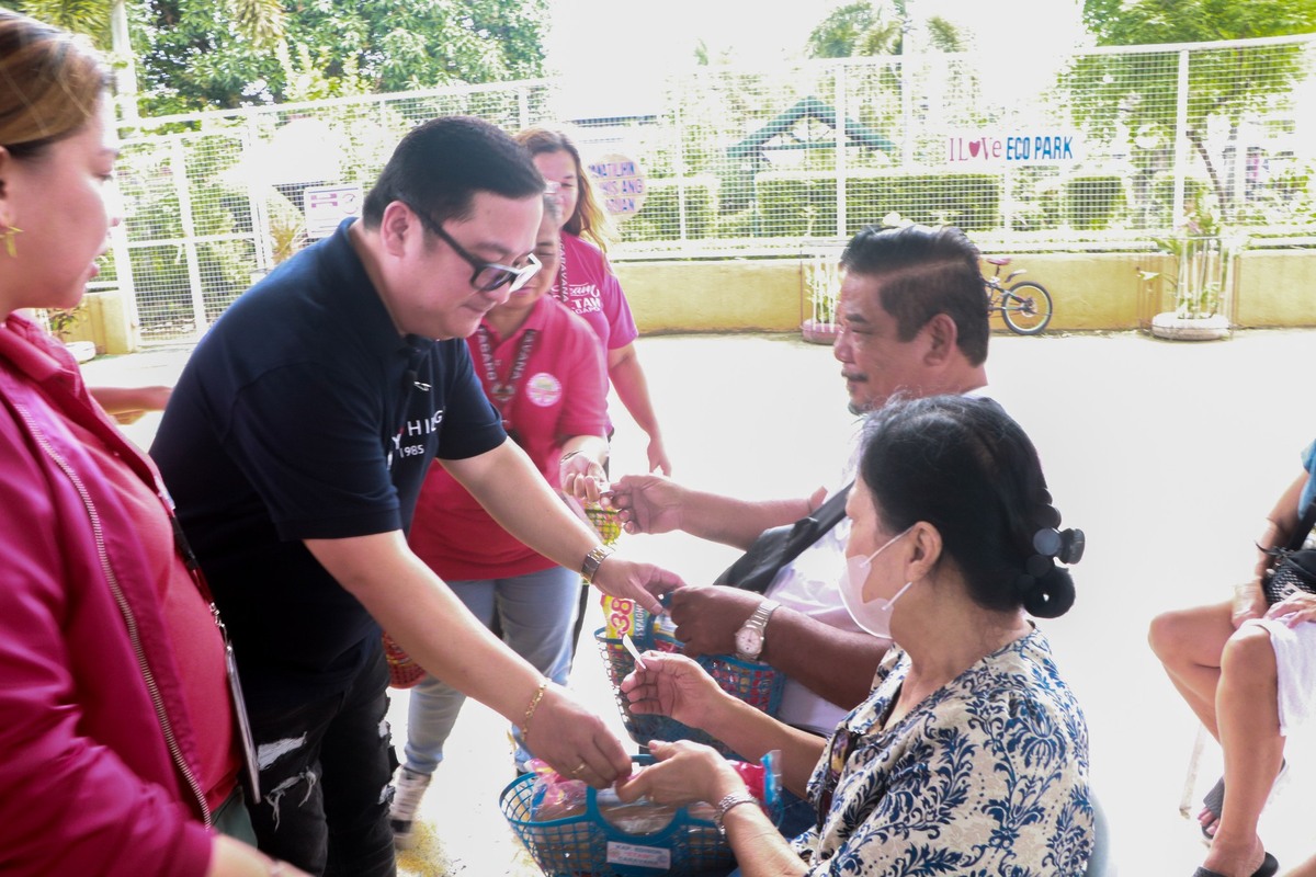 picture of barangay tagapo captain handing out holiday gifts to citizens