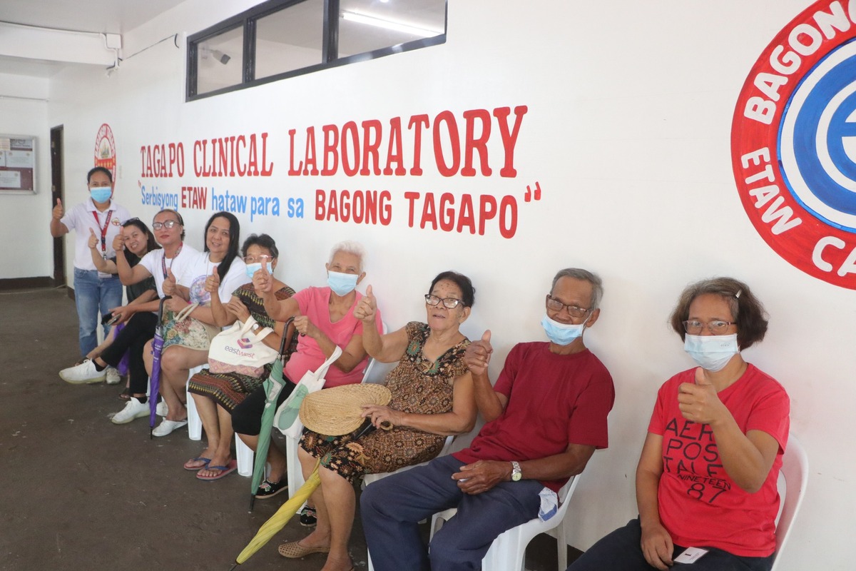 picture of a queue for free medical services at tagapo clinical laboratory
