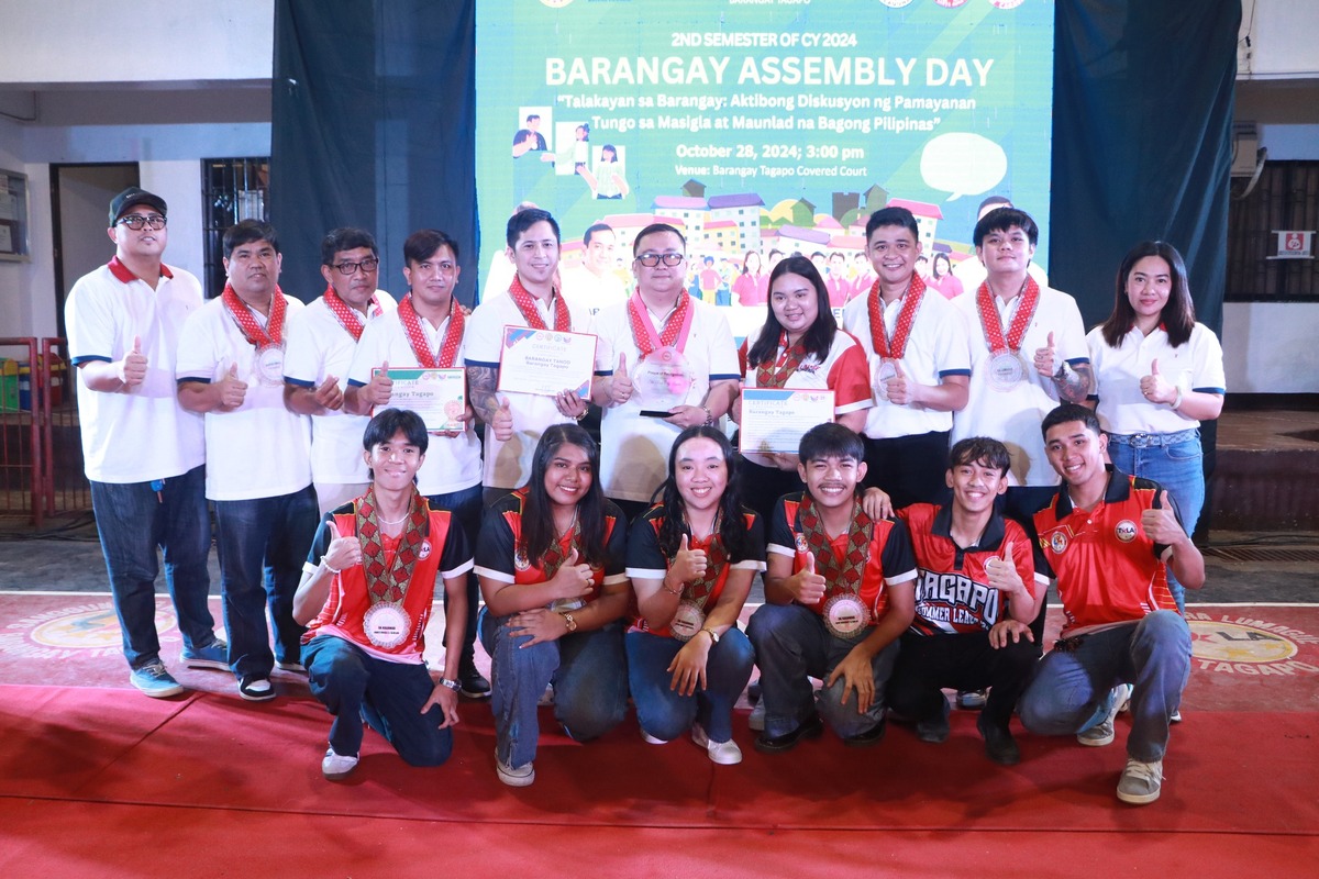 picture of barangay tagapo officials after receiving an award